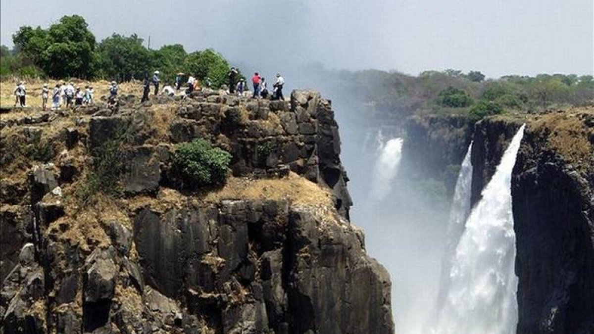 Una imagen de archivo de las cataratas Victoria, situadas en la frontera entre Zimbabue y Zambia, a las que Bárcenas hizo un viaje de lujo con su mujer en 1998, presuntamente financiado por la trama Gürtel.