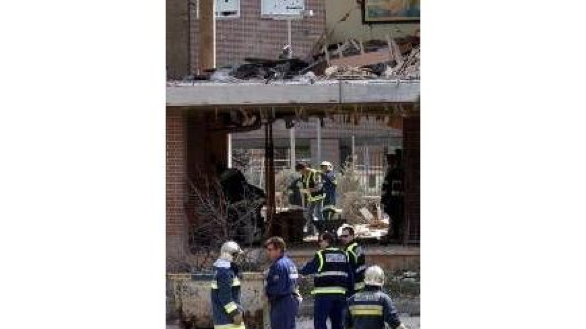 Bomberos y policías trabajan en los escombros del edificio de Leganés