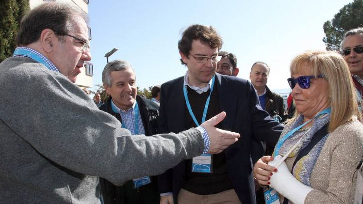 Herrera saluda a Isabel Carrasco en presencia del alcalde de León