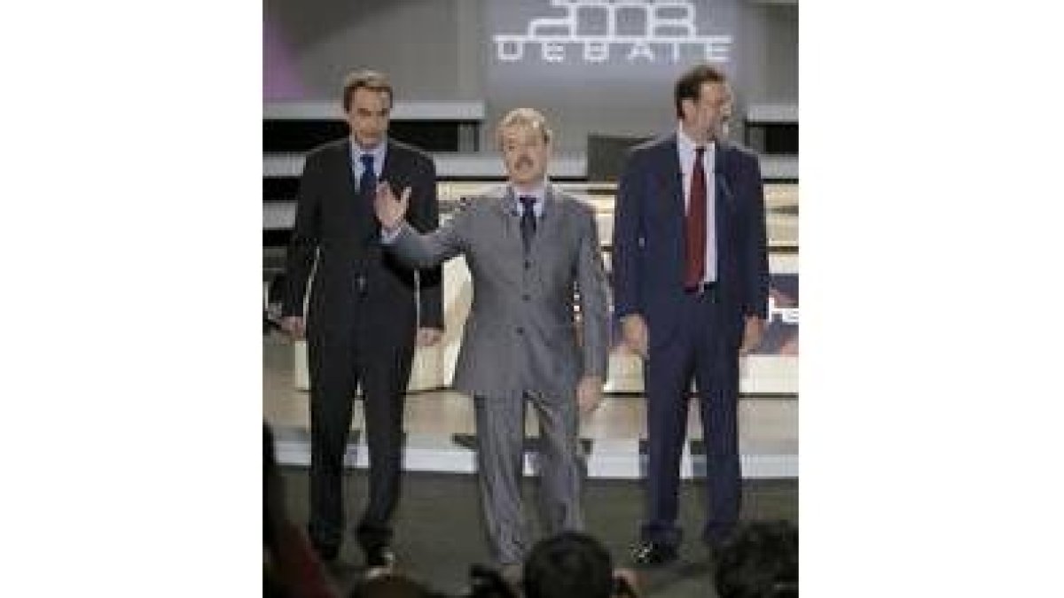 Zapatero, Campo Vidal y Rajoy, momentos antes del inicio del debate