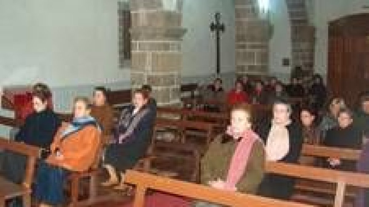 Feligreses de Fabero rezando ayer el rosario en la vieja iglesia
