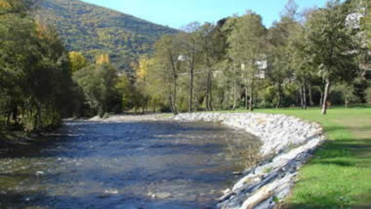 La imagen muestra el estado actual de la margen derecha del río a su paso por Pombriego.