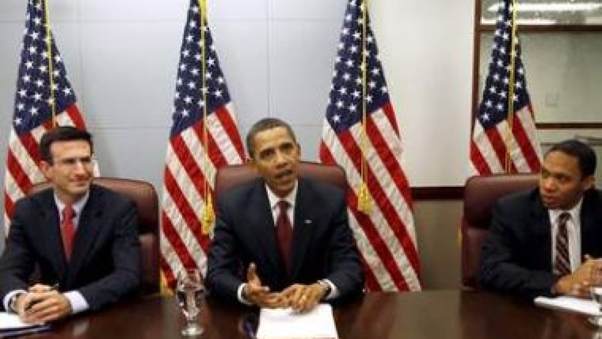 Obama, junto a Peter Orszag, director de la Oficina de Presupuestos, y su segundo, Rob Nabors