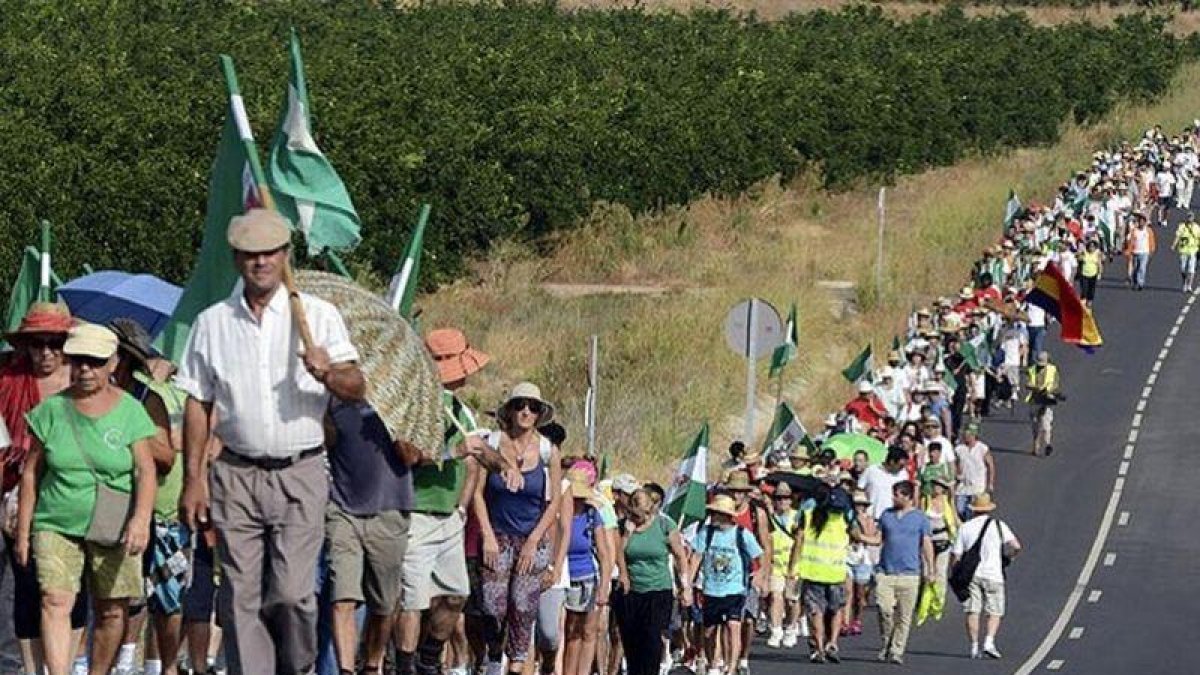 Miembros del Sindicato Andaluz de Trabajadores (SAT), durante la marcha reivindicativa que han hecho desde Hornachuelos a Córdoba y en cuyo transcurso han ocupado el Palacio de Moratalla.