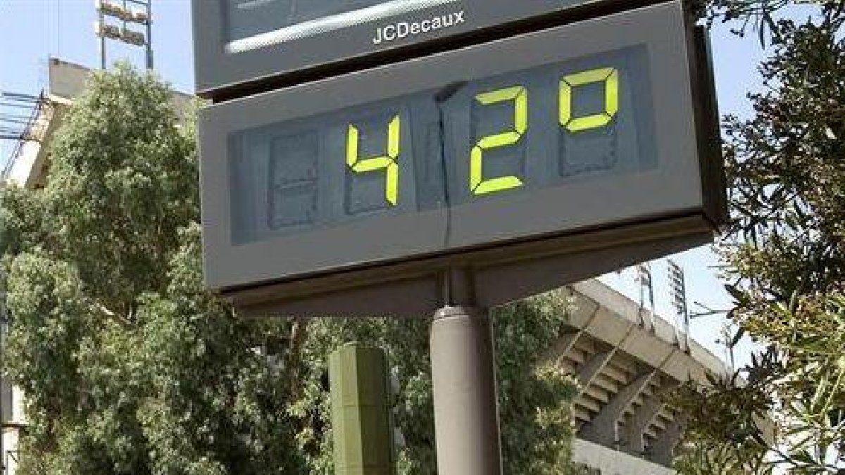 Vista de un estadio de fútbol, donde el termómetro marca 42 grados.