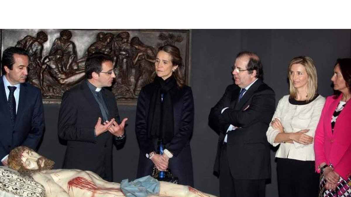 La infanta Elena entre el alcalde de Arévalo, el comisario de la muestra, Óscar Robledo, el presidente de la Junta, Juan Vicente Herrera; la consejera de Cultura y la presidenta de las Cortes.