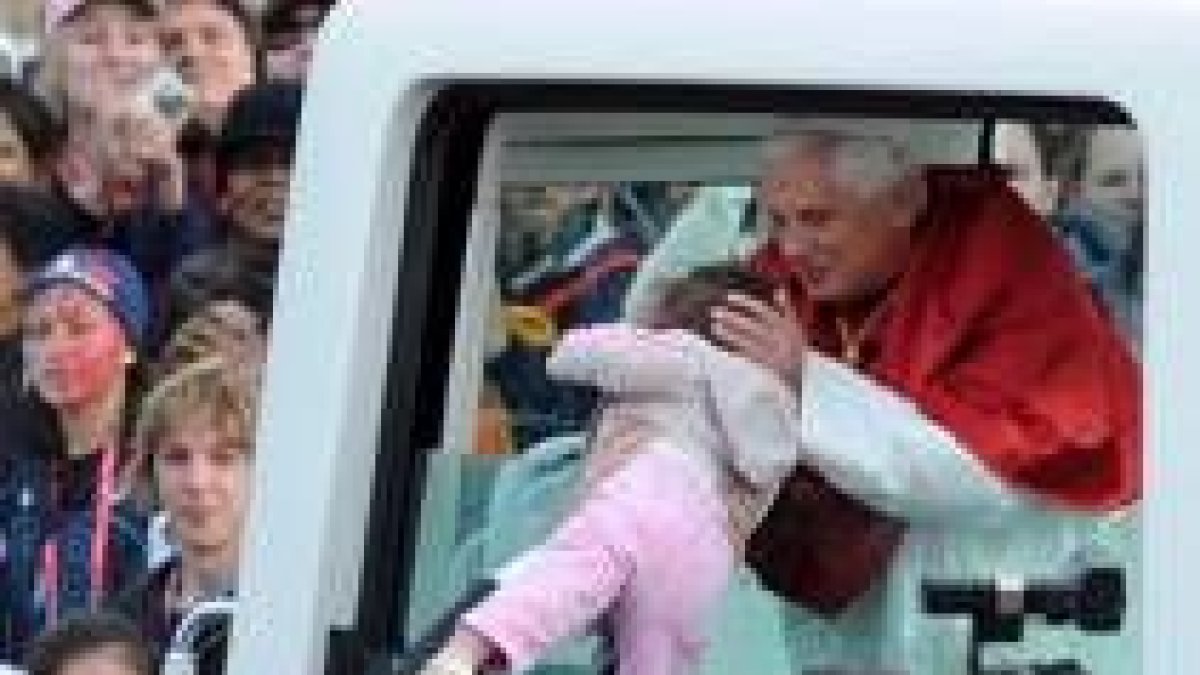 El Papa bendice a una niña antes de la misa de clausura de la Jornada Mundial de la Juventud