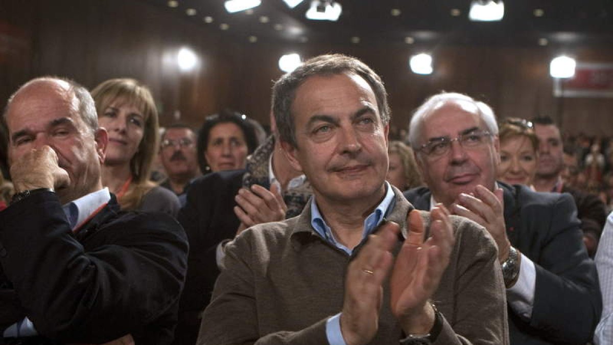 Zapatero aplaude a Rubalcaba tras ganar éste la Secretaría General del PSOE.