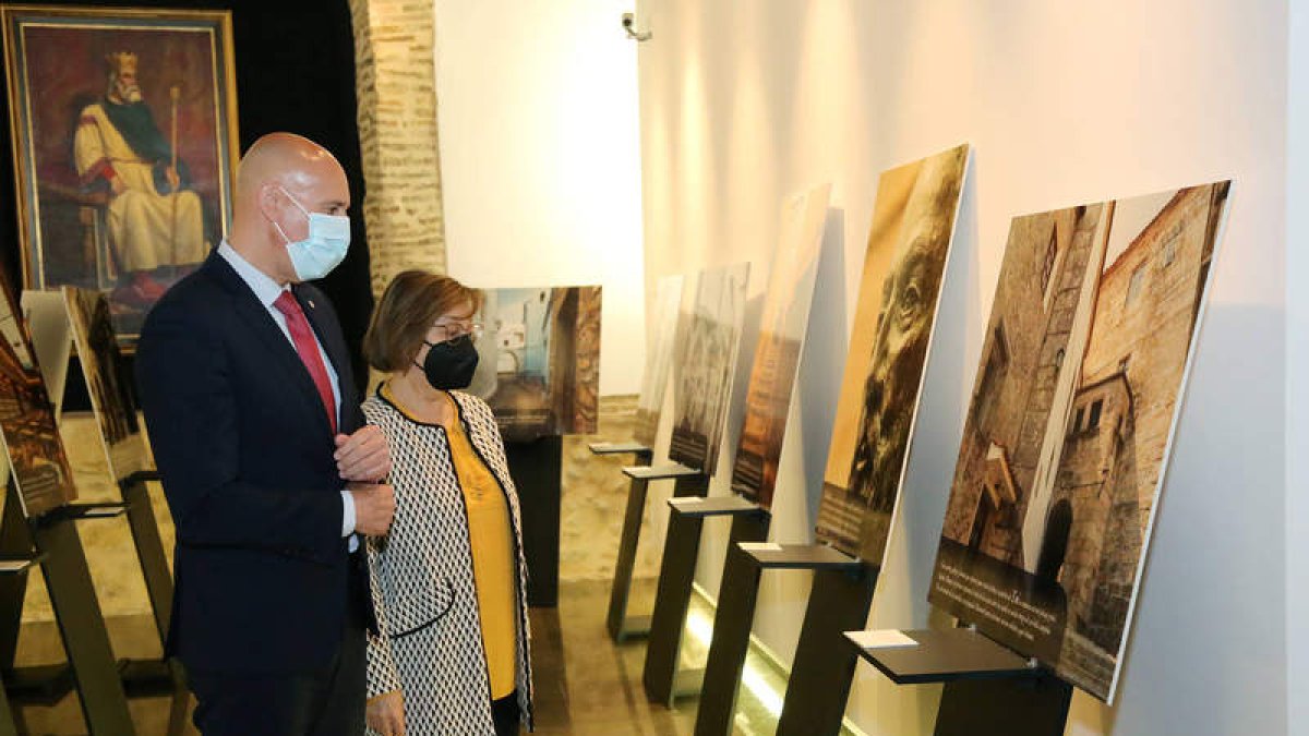 El alcalde, José Antonio Díez, con la concejala de Cultura, Evelia Fernández, ante una de las fotografías de la muestra. CÉSAR/RAMIRO