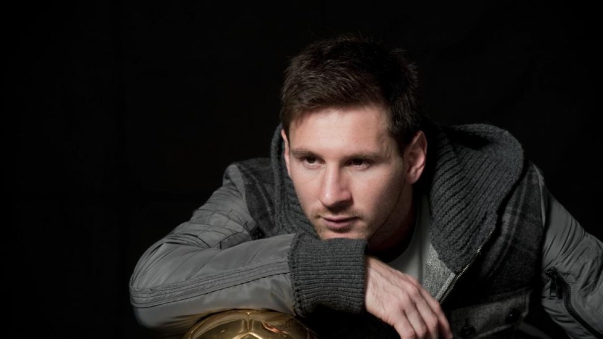 Leo Messi posa para EL PERIÓDICO con su cuarto balón de oro.