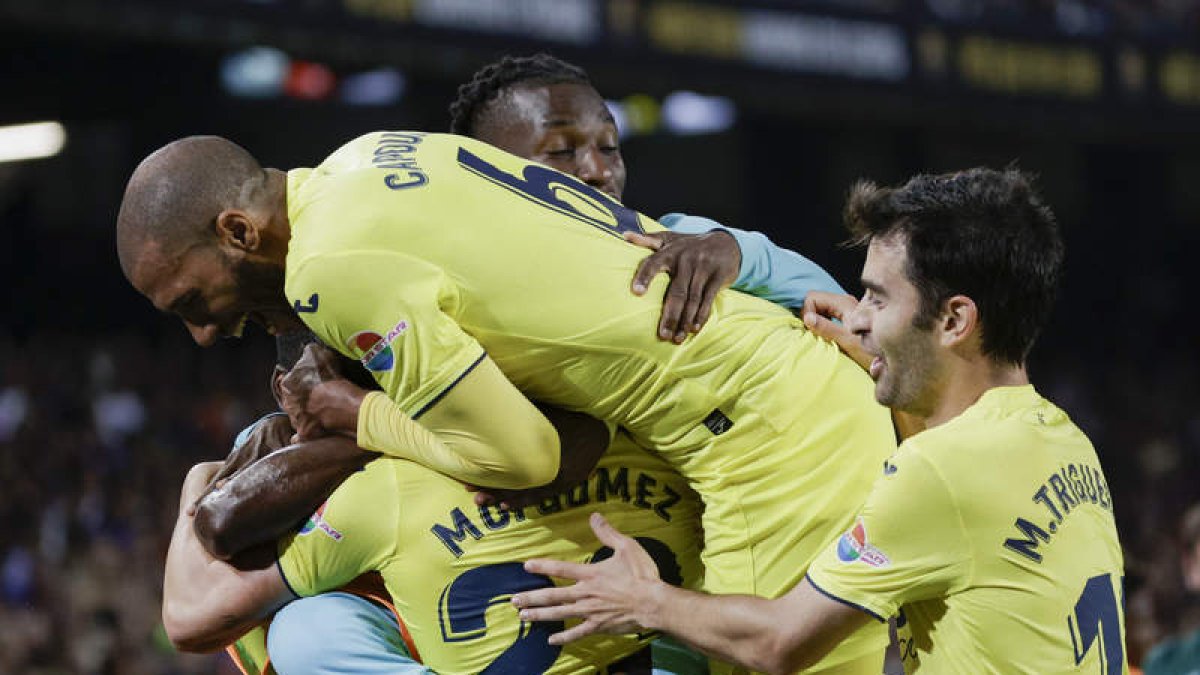 Los jugadores del Villarreal celebran el gol de Moi Gómez que les clasifica para Europa. QUIQUE GARCÍA