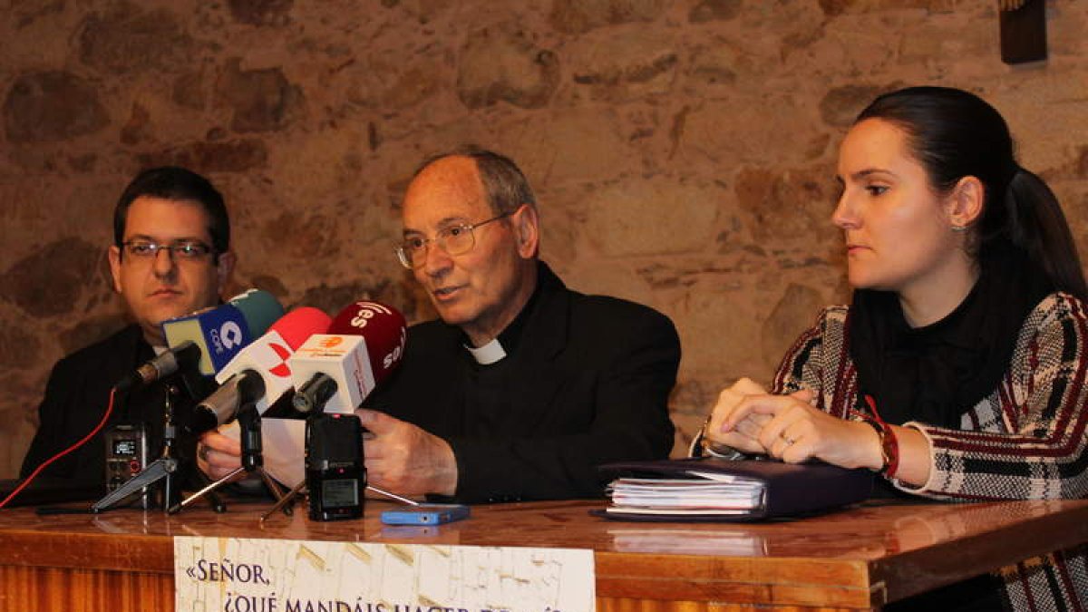 Enrique Martínez, rector del Seminario, Camilo Lorenzo, obispo, y María Ángeles Sevillano.