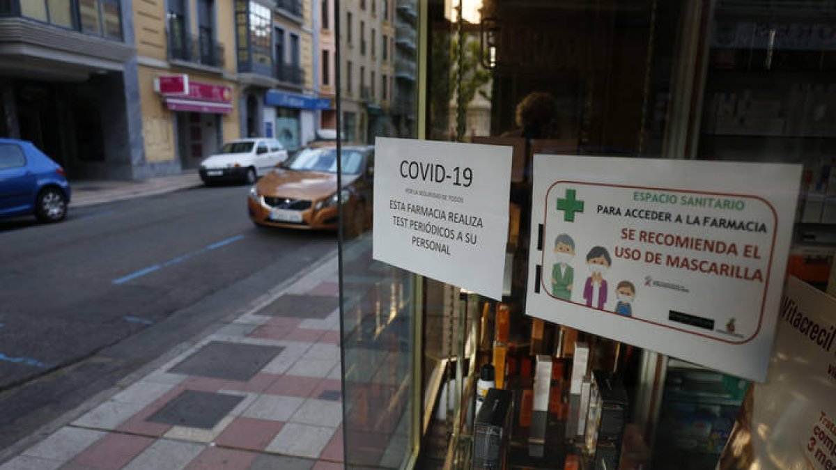 Carteles sobre el coronavirus en una farmacia del centro de León. F. Otero Perandones.