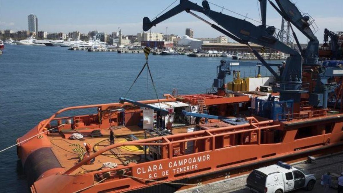 El barco de Salvamento Marítimo Clara Campoamor, en el puerto de Barcelona.