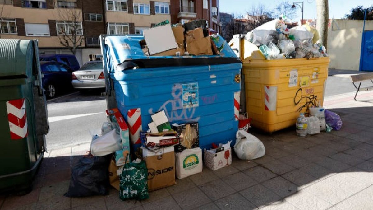 ontenedores repletos de basura en una calle de León. MARCIANO PÉREZ