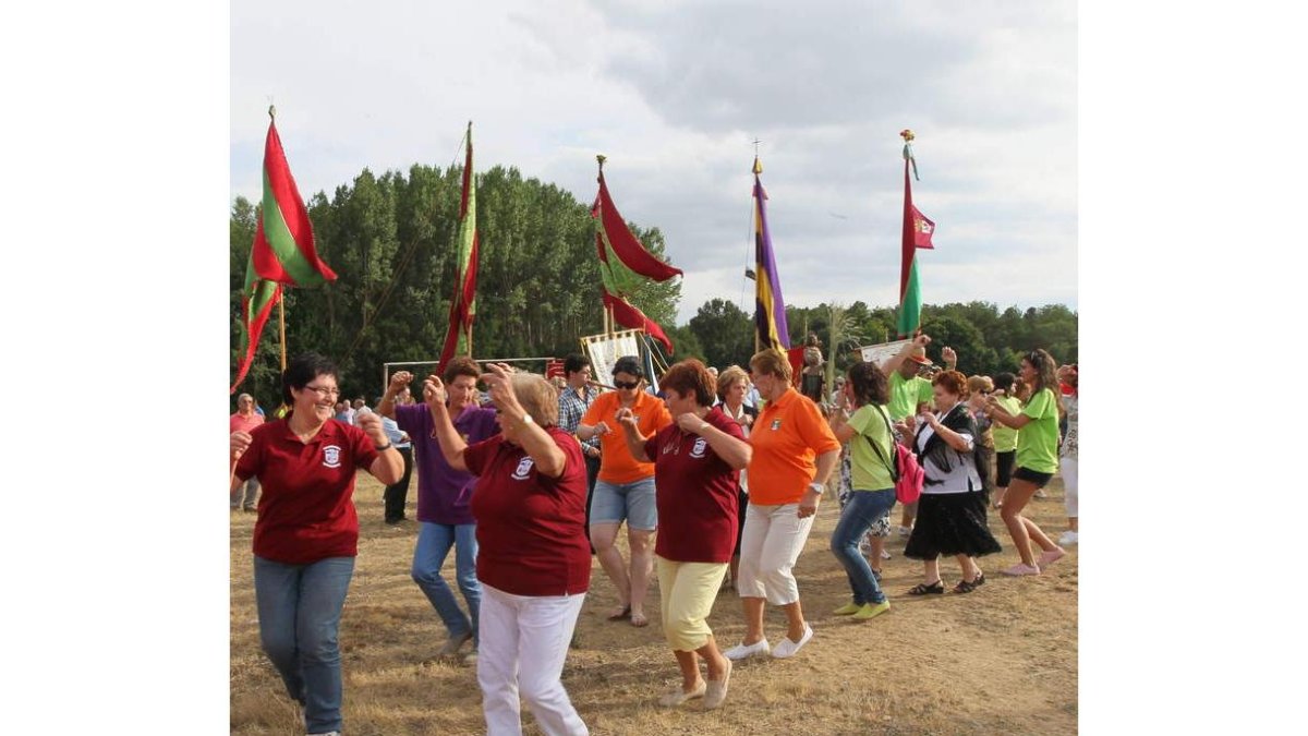 Varias personas bailan durante la romería de los pendones que tuvo lugar ayer por la tarde.