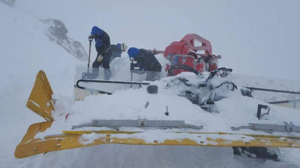 Trabajadores de la estación tratan de liberar la máquina sepultada por la nieve. san-isidro.net