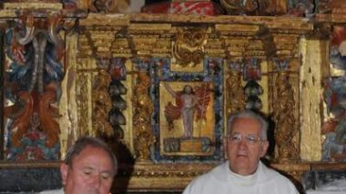 Julián López (derecha) durante la misa en Pandorado.