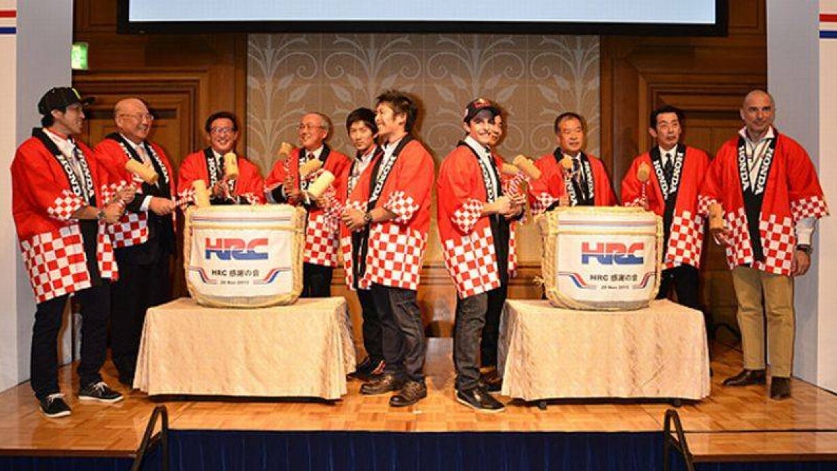 Marc Márquez (quinto por la derecha), vestido con quimono, posa junto a varios responsables de Honda durante la celebración de la firam en Motegi.