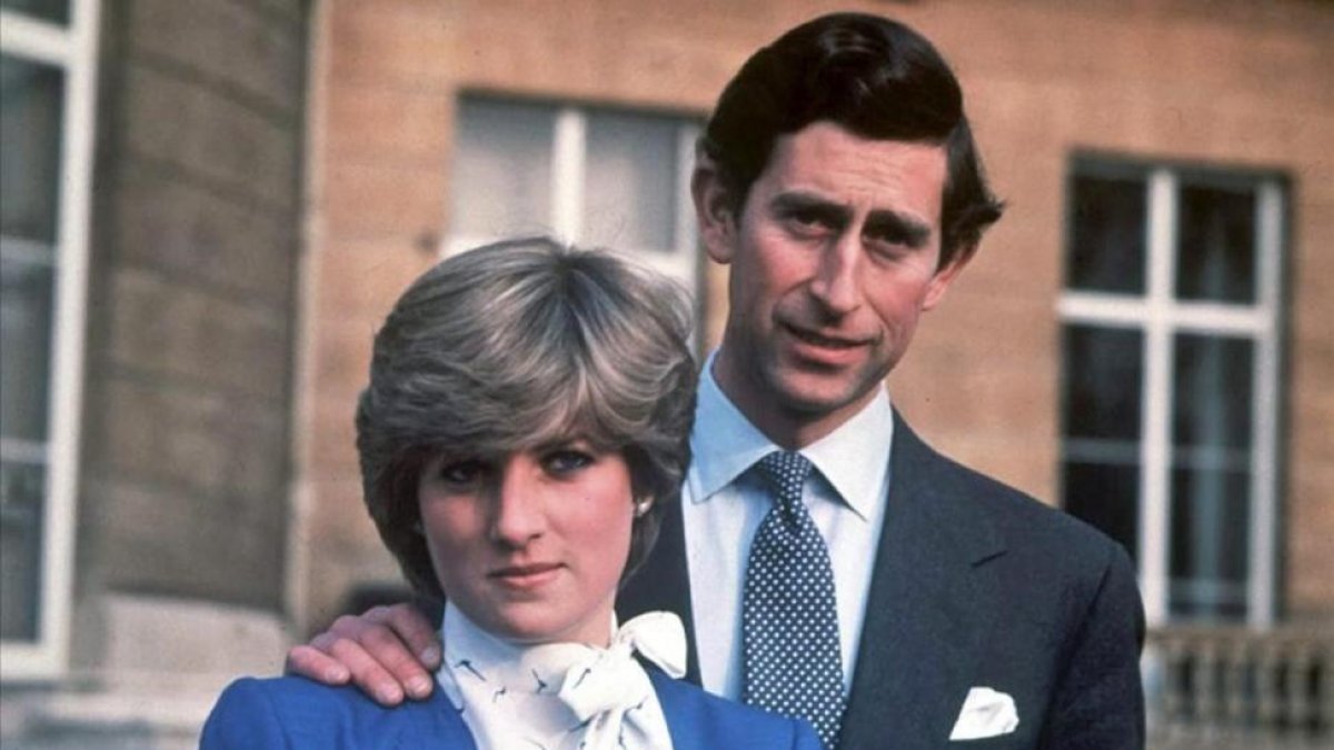Diana Spencer y Carlos de Inglaterra, el día en que se anunció el compromiso de boda. Primavera de 1981