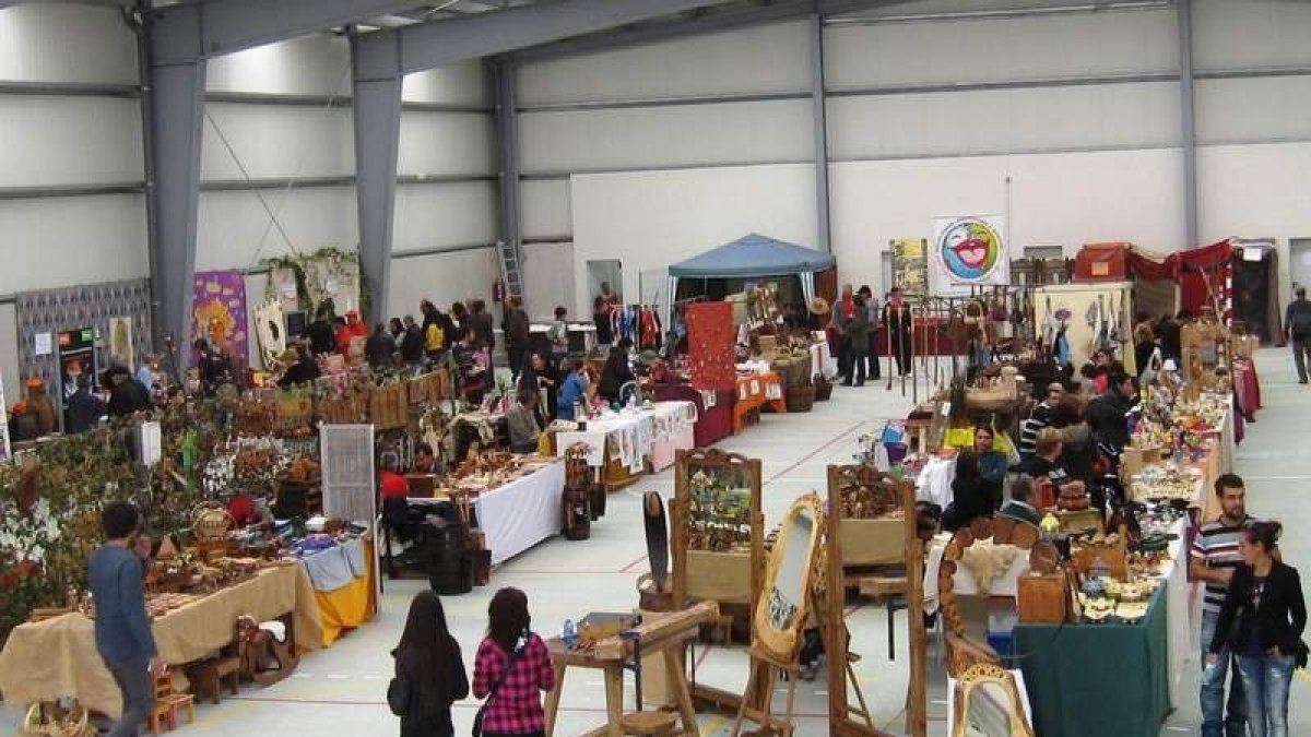 La feria de artesanía se celebró en el pabellón de deportes del paraje de Santa Amadora.