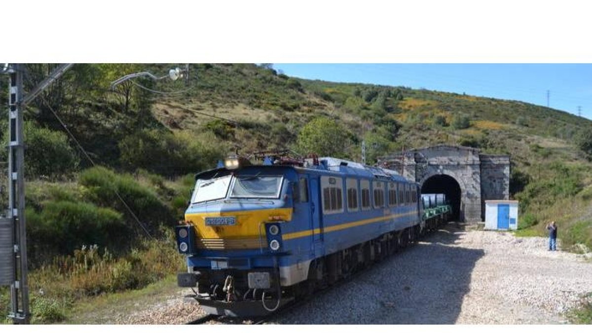 Una locomotora 251, con el tono original de la compañía, supera la Perruca. FOTO A. T. MARCOS