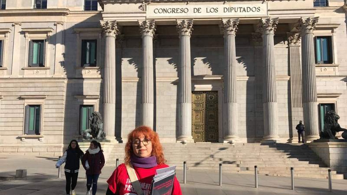 La leonesa Ángeles Fernández, ayer delante del Congreso de los Diputados. DL