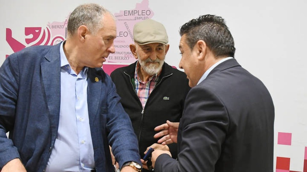 Sendino, Llorente y Santos, antes del consejo general de UPL del lunes. RAMIRO