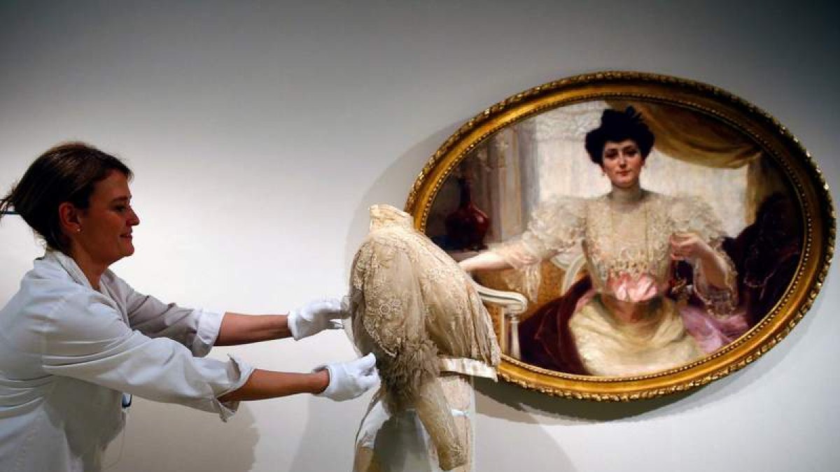 Obra de Sorolla y el vestido de la mujer del retrato. J. P. GANDUL