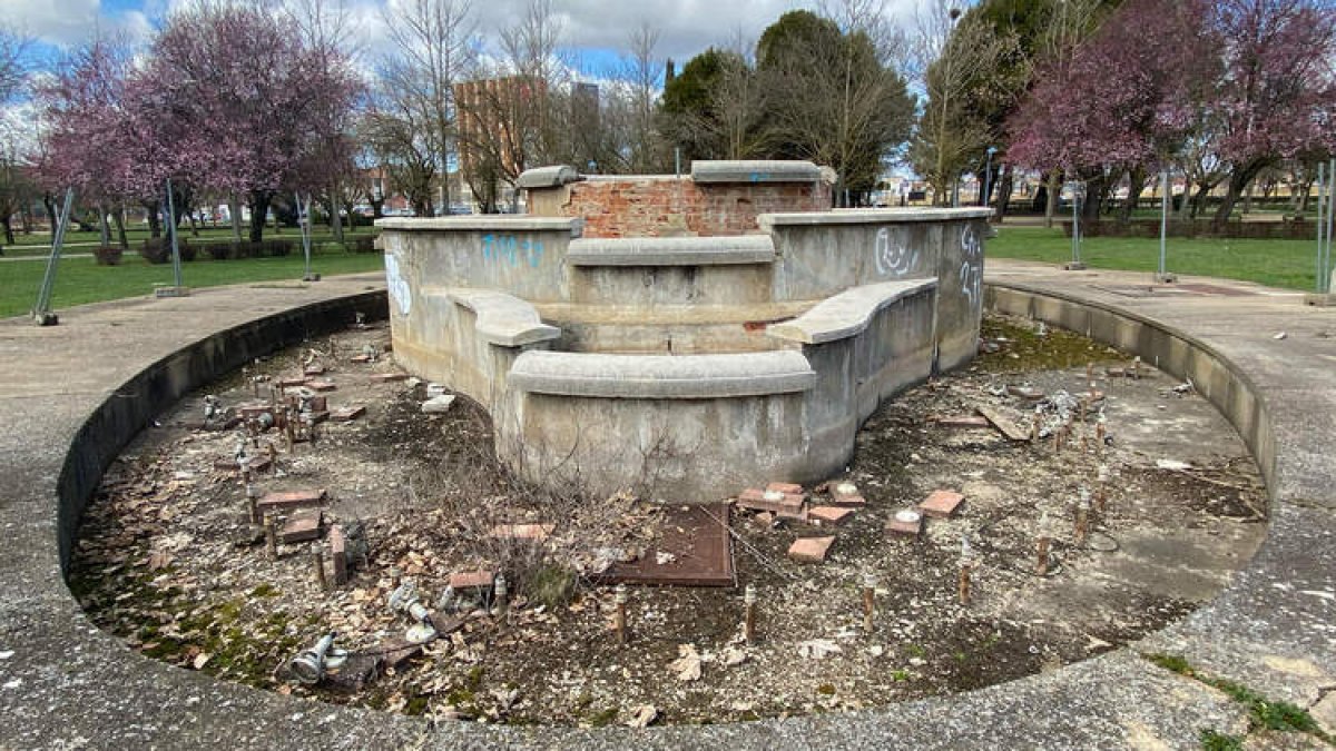 El estado de abandono de la fuente del parque hace que la infraestructura sea irrecuperable y que se opte por su derribo. RAMIRO