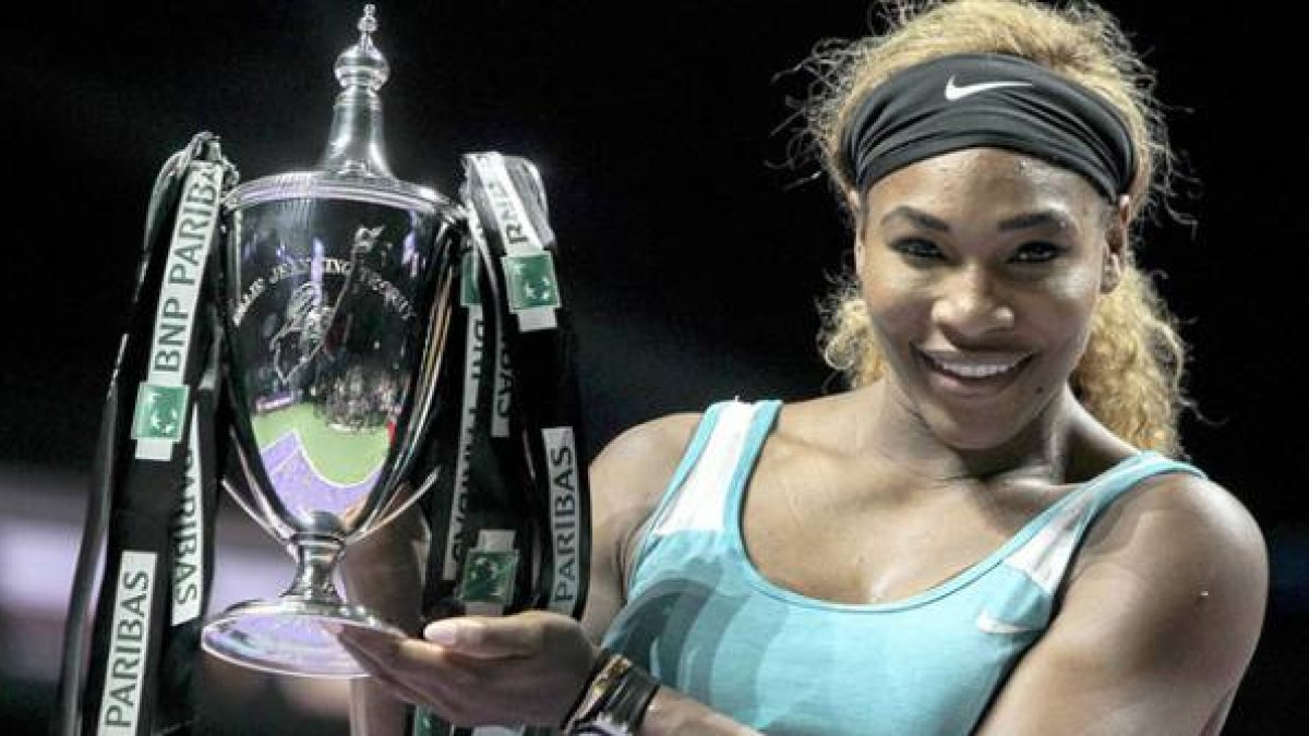 Serena Williams, con el trofeo que la acredita como ganadora del Masters femenino.