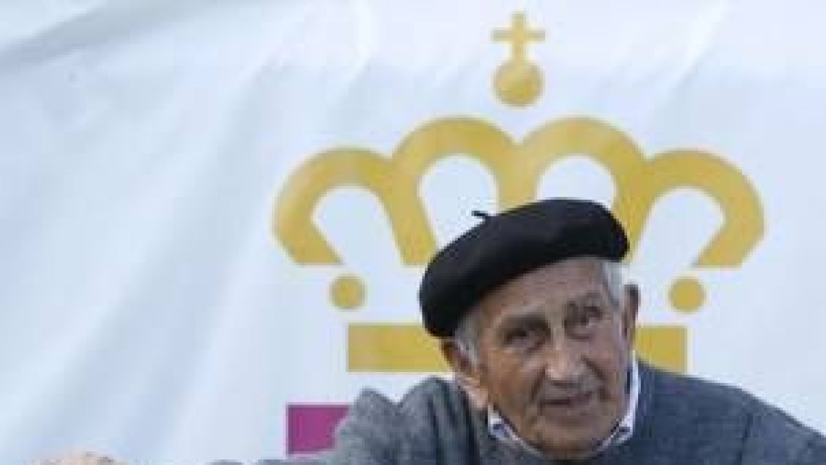 Olegario, con 88 años, no quiso perderse el corro de Villaquilambre