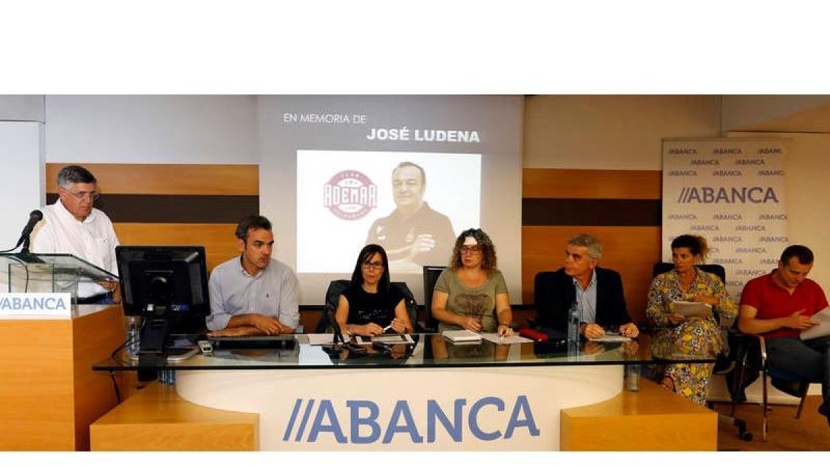 La directiva y los socios del Ademar se acordaron de José Ludena durante la asamblea celebrada ayer en la sede de Abanca. MARCIANO PÉREZ