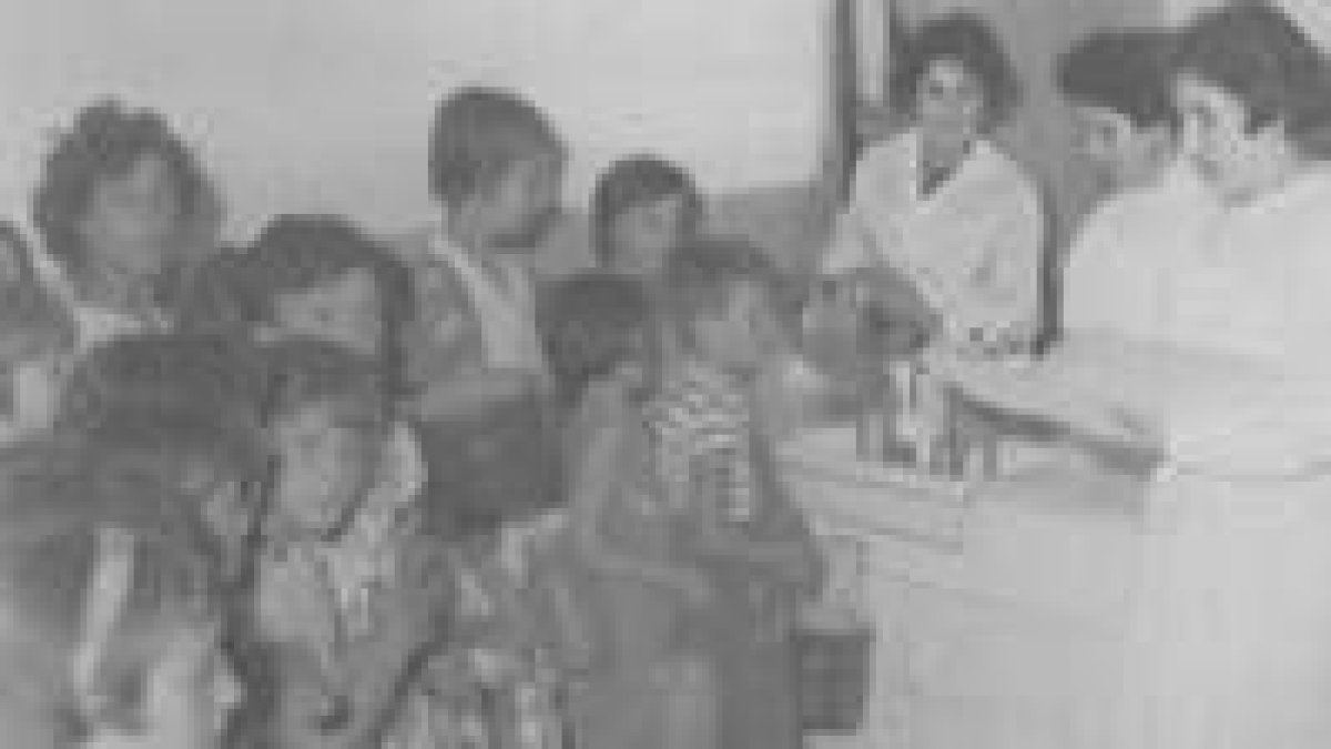 Misioneras distribuyen leche en la cantina preescolar de La Bañeza