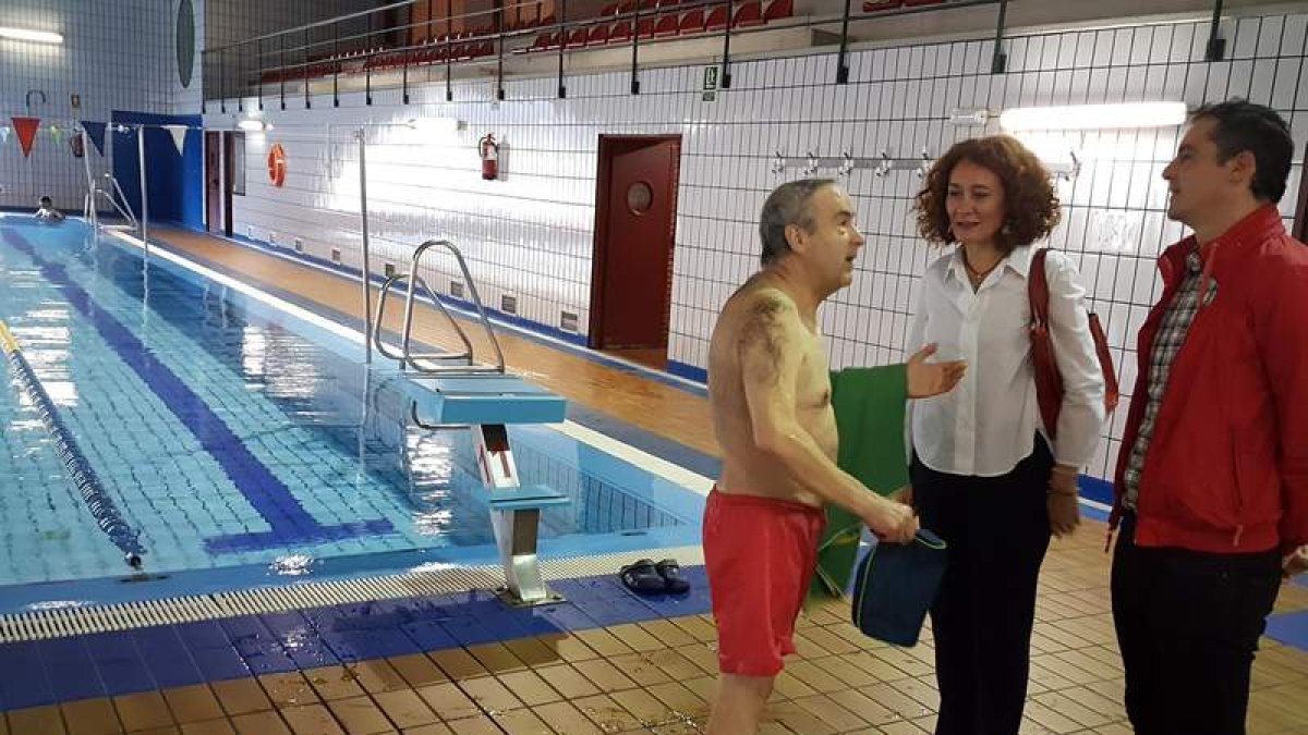 La alcaldesa y el concejal Roberto Mendo conversan con un bañista en las piscinas ayer por la mañana. DL
