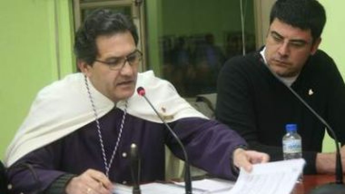 El portavoz del PP, Adolfo Canedo, acudió a la sesión plenaria vestido de nazareno