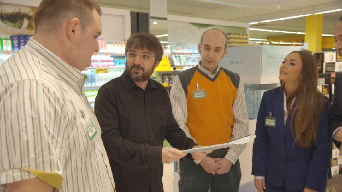 Jordi Évole, con algunos trabajadores de Mercadona, en 'Salvados'.
