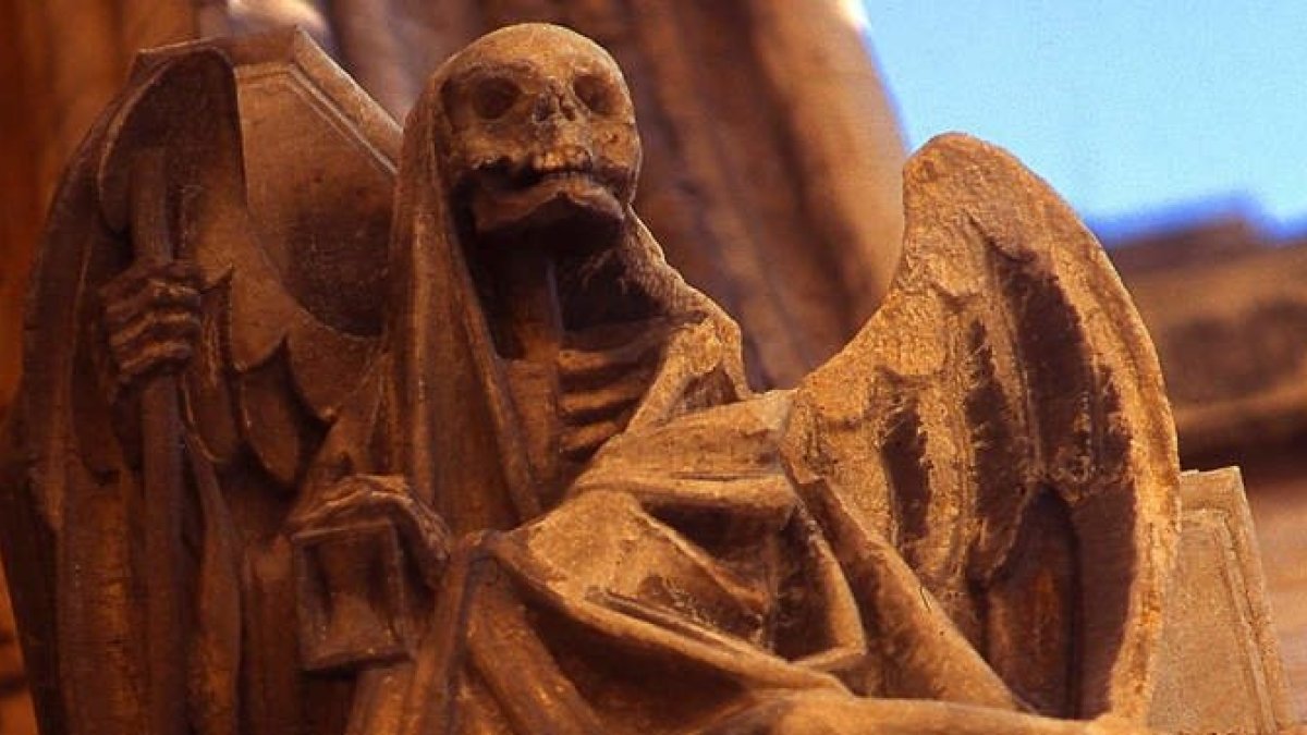 Escultura de la muerte en la fachada sur de la Catedral de León. RAMIRO
