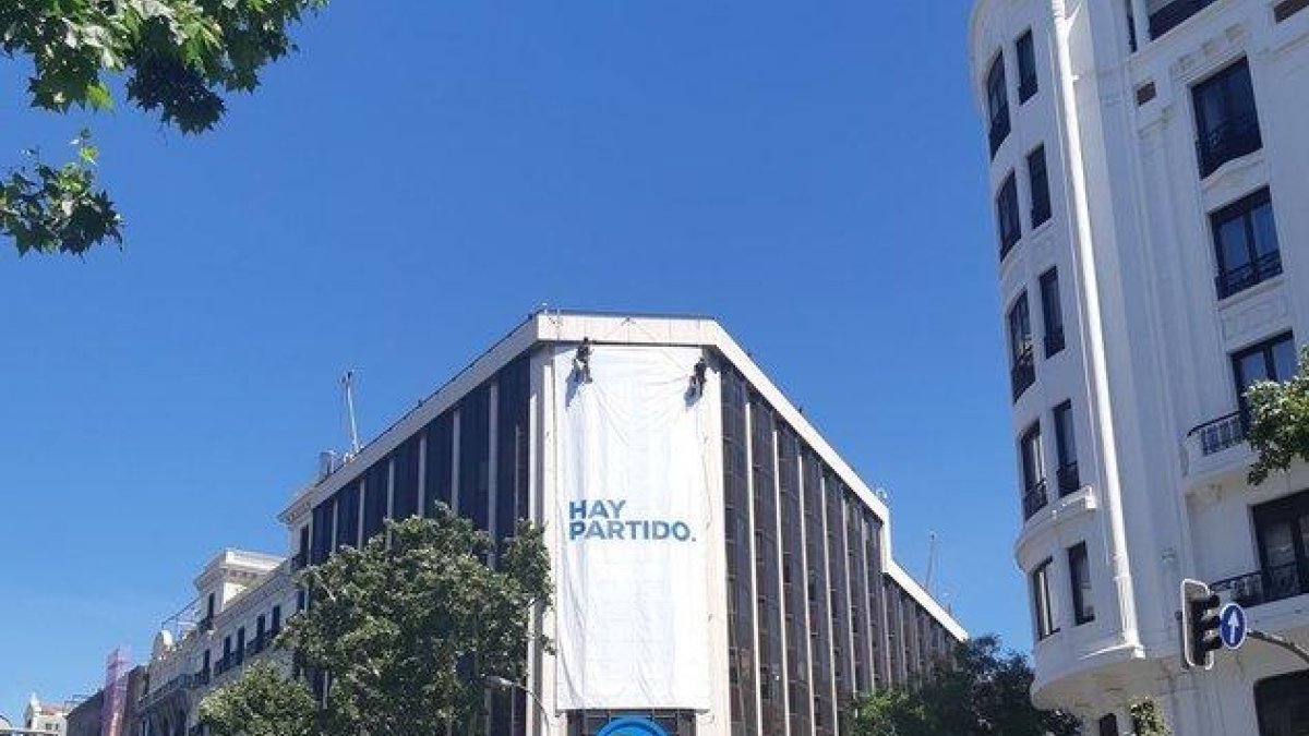 La nueva pancarta que adorna la fachada de la sede del Partido Popular, en Génova 13 (Madrid).