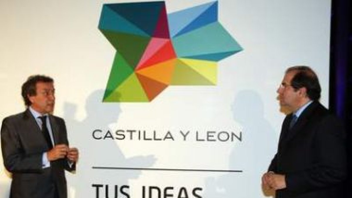 José Antonio de Santiago Juárez y Juan Vicente Herrera ante el nuevo logotipo de Castilla y León.