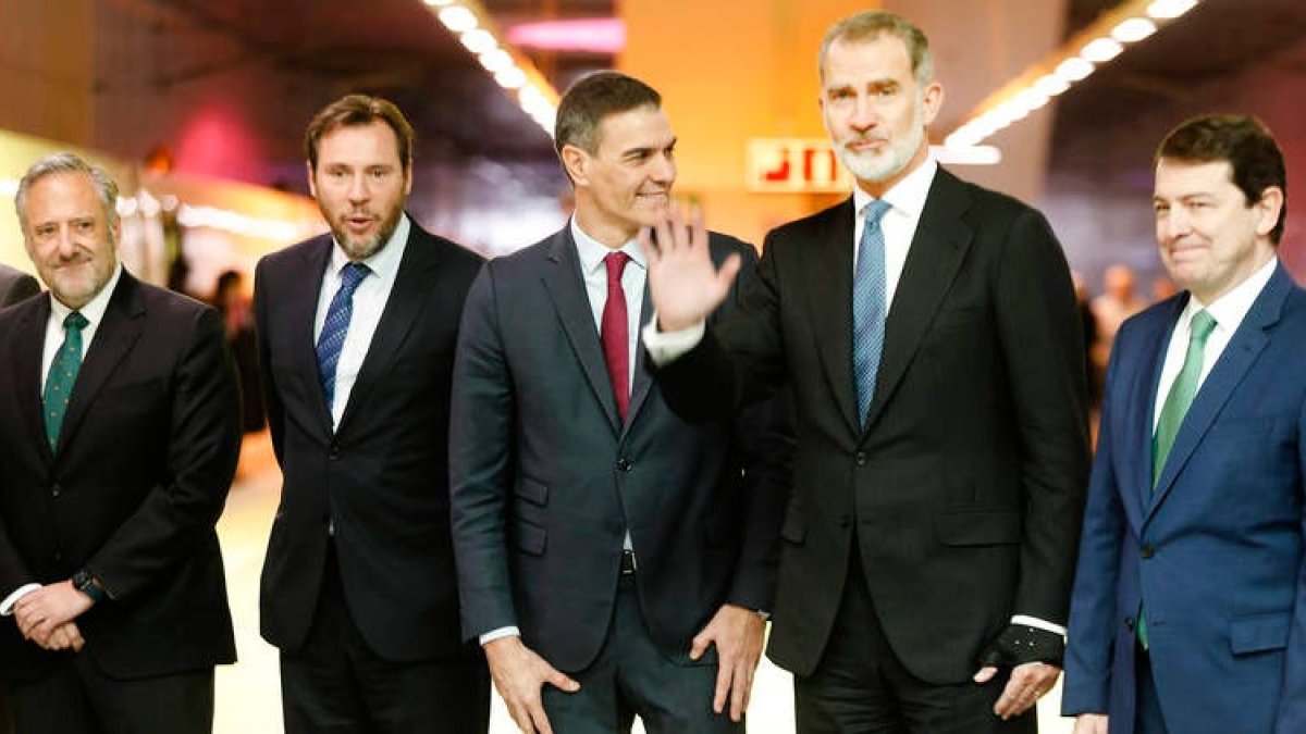 Carlos Pollán, Óscar Puente, Pedro Sánchez, el Rey Felipe VI y Alfonso Fernández Mañueco, antes de emprender viaje a Oviedo, en la estación de León. RAMIRO