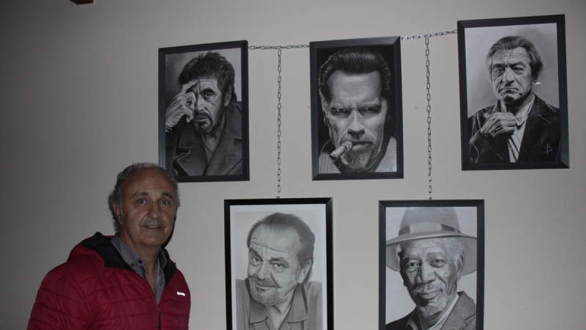 Berto, con algunas de sus obras en el bar de Horcadas. CAMPOS
