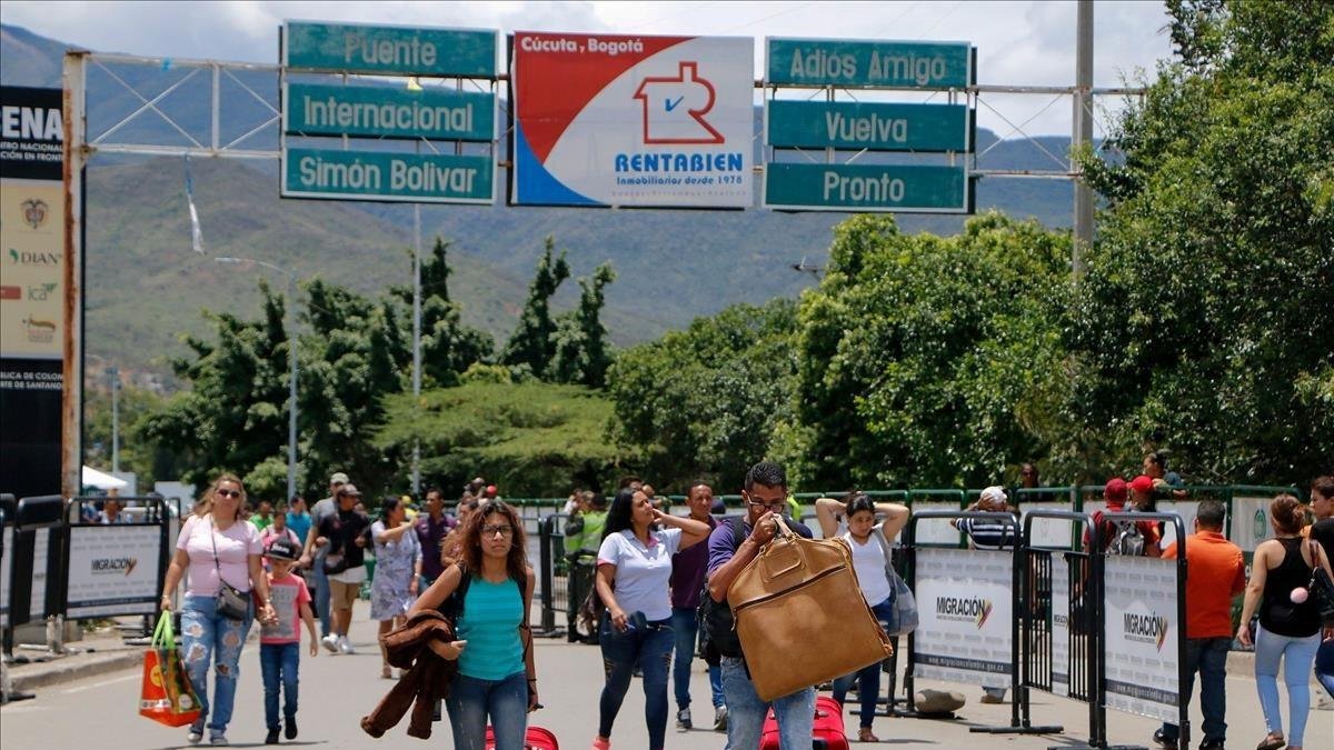Venezolanos cruzan la frontera con Colombia, en Cucuta. /
