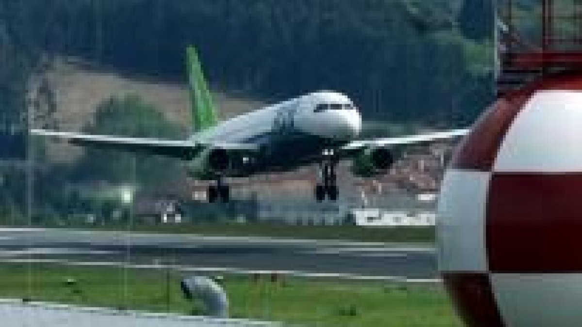 Un avión aterriza en el aeropuerto de La Coruña