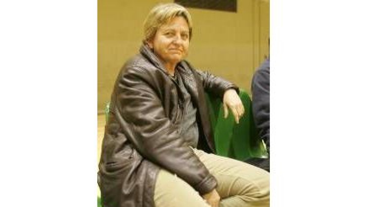 La entrenadora leonesa, Cristina Mayo, en el pabellón San Esteban
