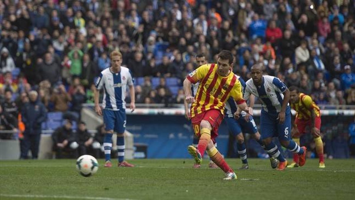 Messi lanza el penalti de la victoria del Barça en Cornellà.