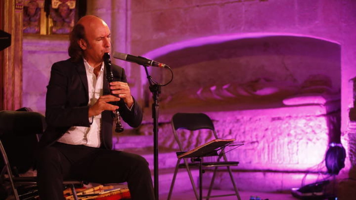 Imagen del compositor Carlos Núñez en una actuación previa en León. RAMIRO