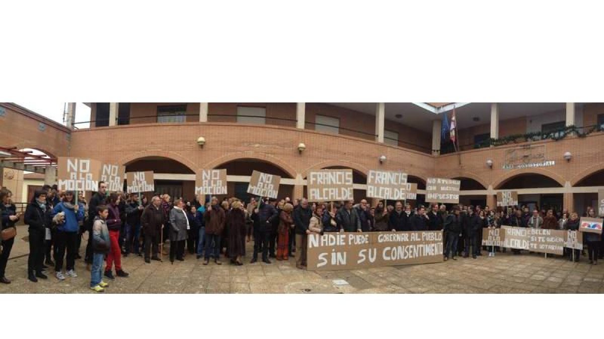 Los manifestantes portaban carteles de rechazo a la moción de censura y de apoyo a Francisco Álvarez