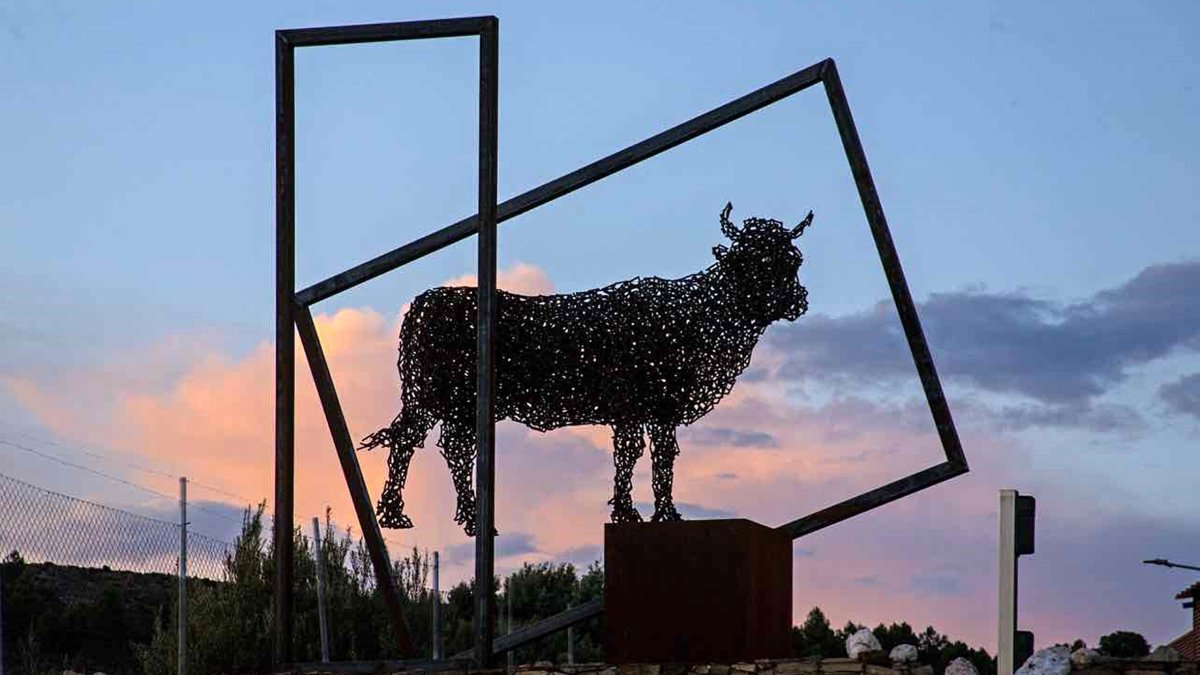Escultura de Amancio González incorporada a las instalaciones de Cecinas Nieto. DL