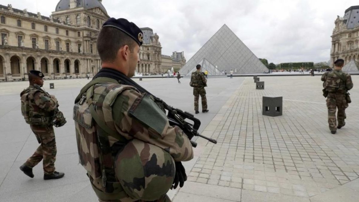 Soldados patrullan junto al Louvre, en una imagen de archivo.